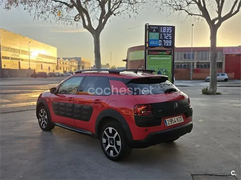 Usado Citroën C4 Feel 100 CV (73 kW) 2017 Rojo Berlina
