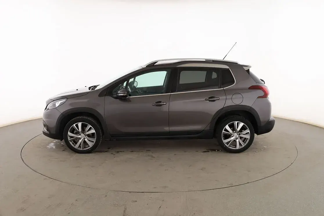 Usado Peugeot 2008 Allure 120 CV (88 kW) 2017 Gris SUV