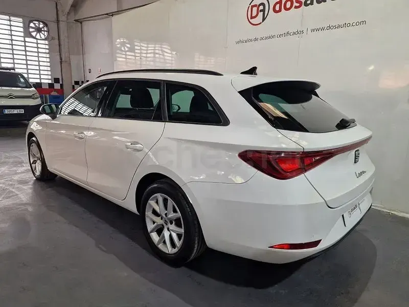 Usado Seat Leon Style 150 CV (110 kW) 2021 Blanco Familiar