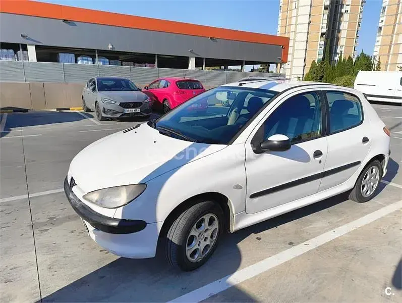 Usado Peugeot 206 70 CV (51 kW) 2004 Blanco Berlina