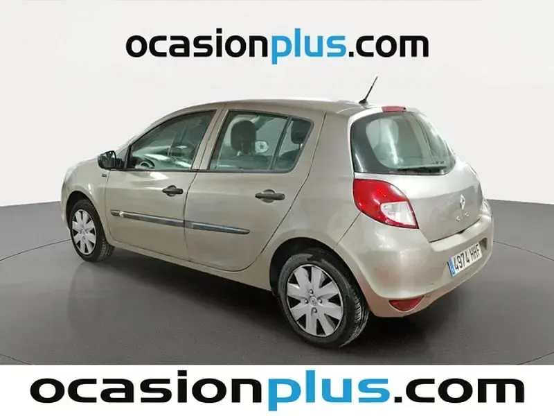 Usado Renault Clio II 75 CV (55 kW) 2011 Beige Berlina
