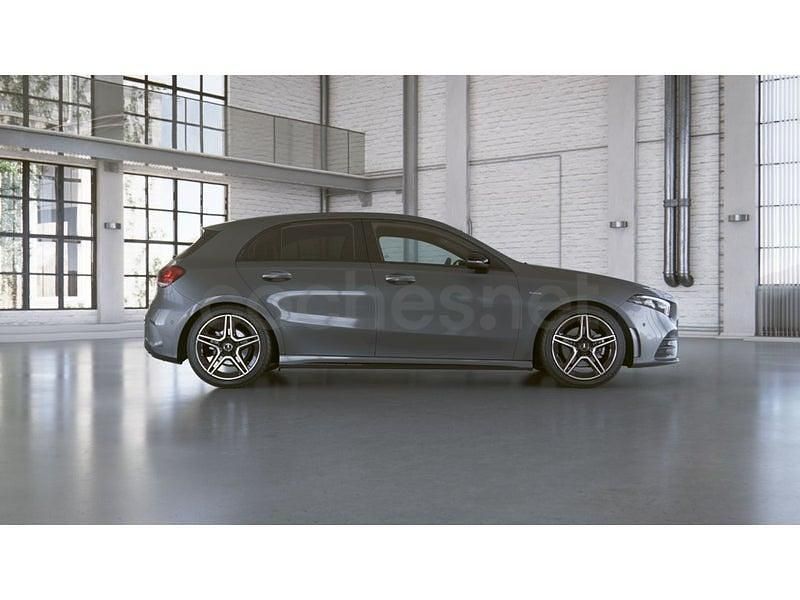 Usado Mercedes A180 AMG line 116 CV (85 kW) 2021 Mountaingrau  met. Berlina