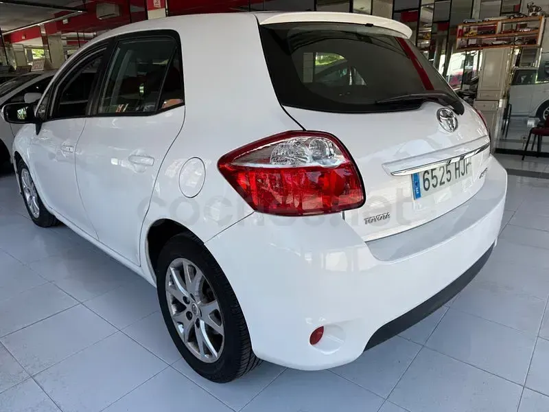 Usado Toyota Auris Active 132 CV (97 kW) 2012 Blanco Berlina