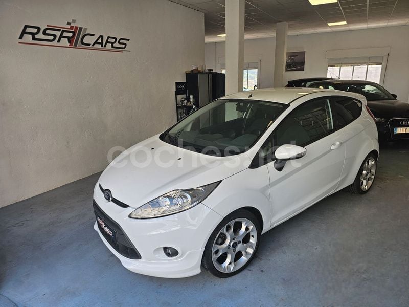 Blanco Usado 2010 Ford Fiesta Sport Utilitario | 7990 € (Precio justo) - Imagen 1/4