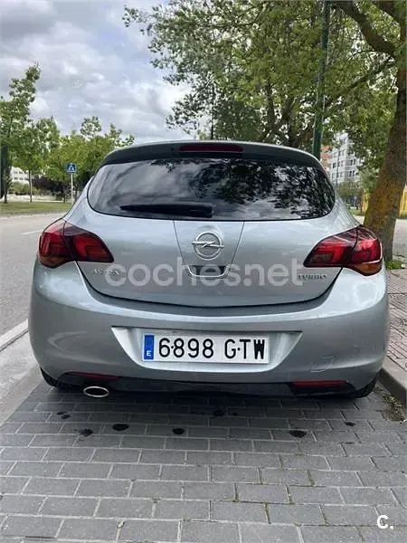 Usado Opel Astra Cosmo 140 CV (102 kW) 2010 Gris / plata Berlina