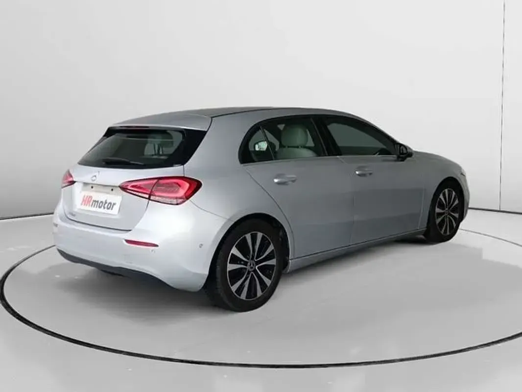 Usado Mercedes A180 116 CV (85 kW) 2021 Gris Utilitario