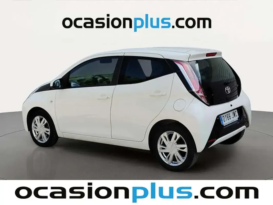 Usado Toyota Aygo X-play 69 CV (50 kW) 2017 Blanco Utilitario