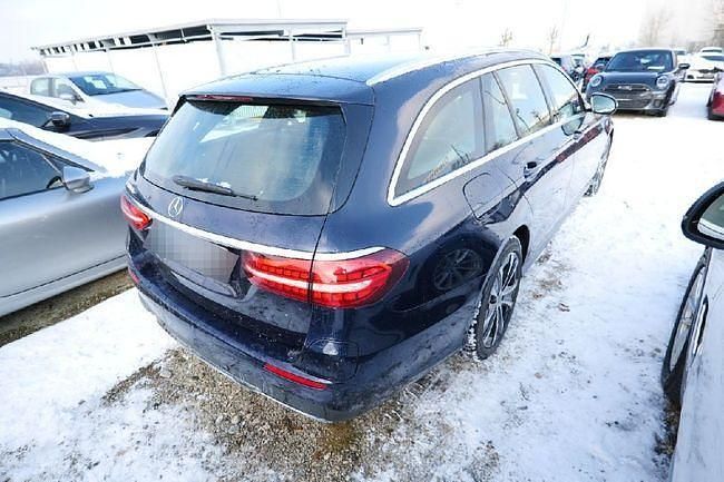 Usado Mercedes E300 AMG line 306 CV (225 kW) 2023 Azul Familiar