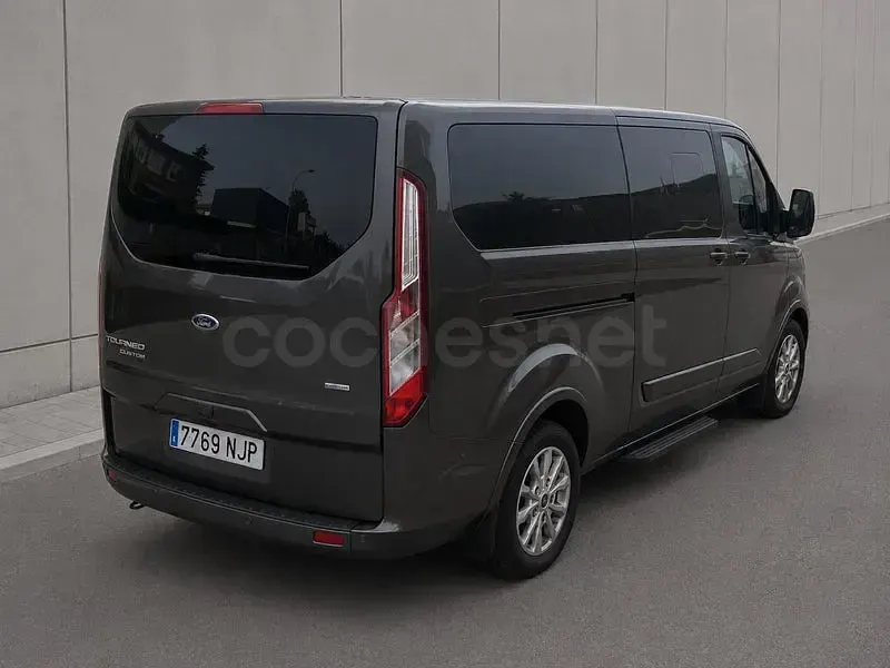 Usado Ford Tourneo Titanium 130 CV (95 kW) 2018 Gris / plata Monovolumen