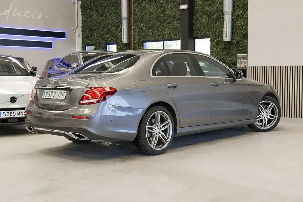 Usado Mercedes E220 194 CV (142 kW) 2016 Gris Berlina