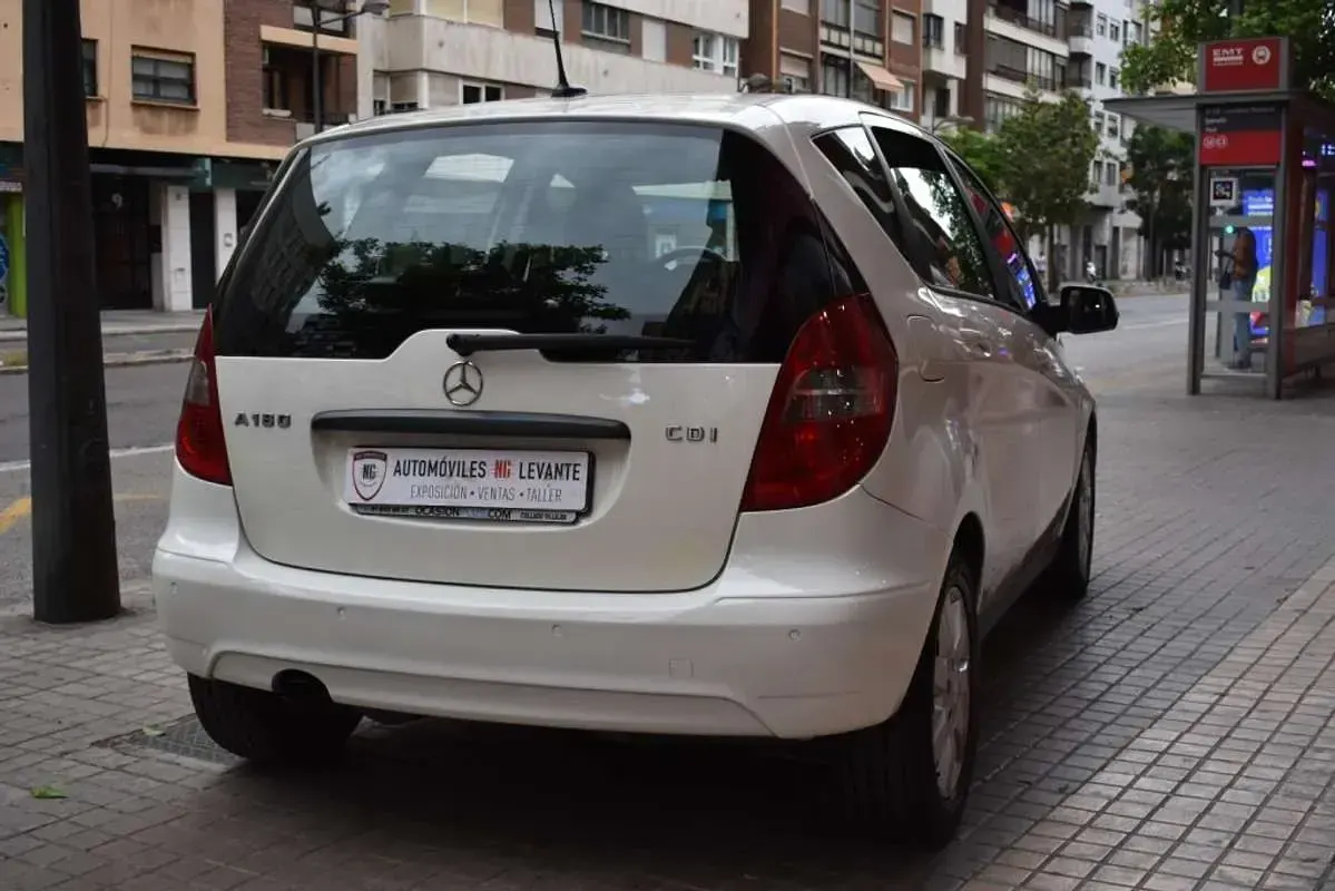 Usado Mercedes A180 109 CV (80 kW) 2011 Blanco Utilitario