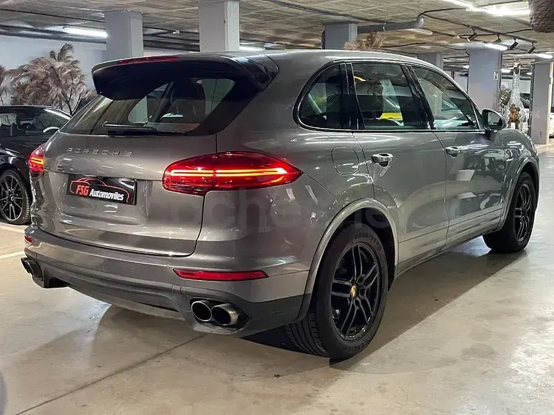 Usado Porsche Cayenne S E-Hybrid 416 CV (305 kW) 2017 Gris / plata SUV