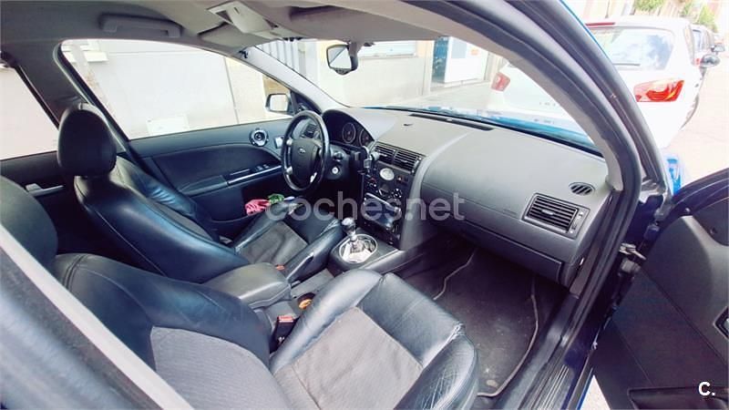 Usado Ford Mondeo Ghia 130 CV (95 kW) 2001 Azul Berlina