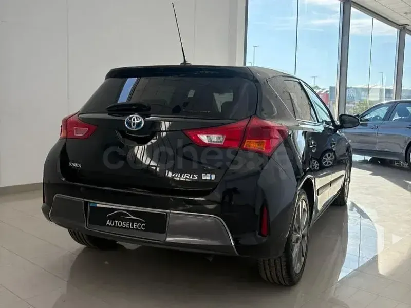 Usado Toyota Auris Hybrid Advance 136 CV (100 kW) 2014 Gris / plata Familiar