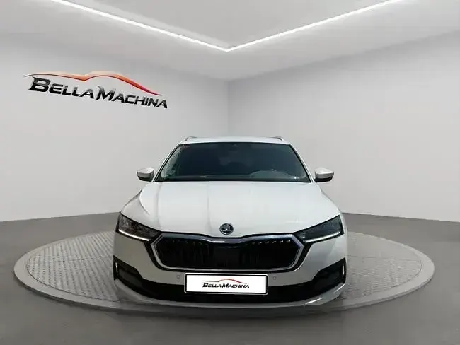 Usado Skoda Octavia Ambition 150 CV (110 kW) 2021 Blanco Familiar