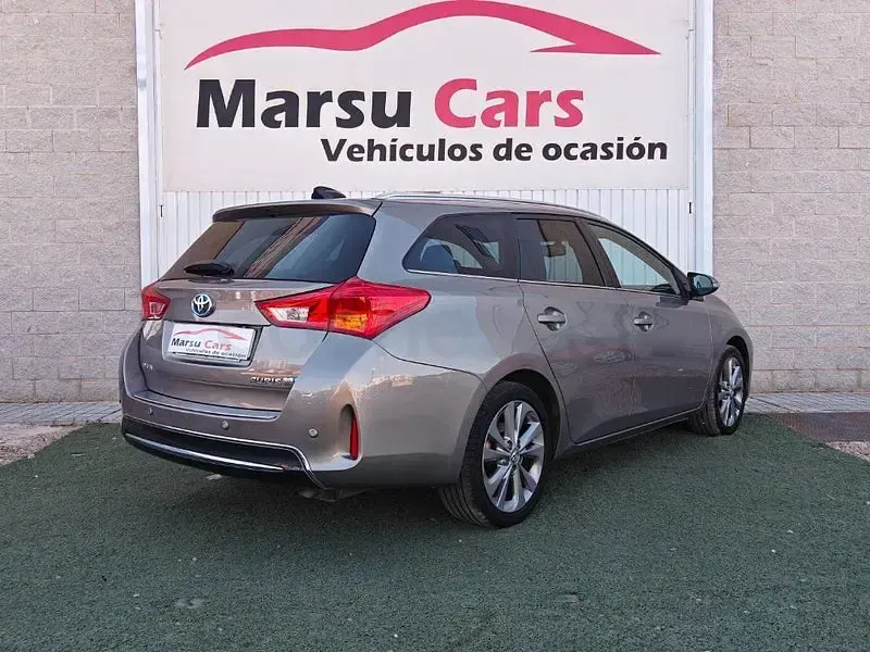 Usado Toyota Auris Hybrid Advance 136 CV (100 kW) 2015 Gris / plata Familiar