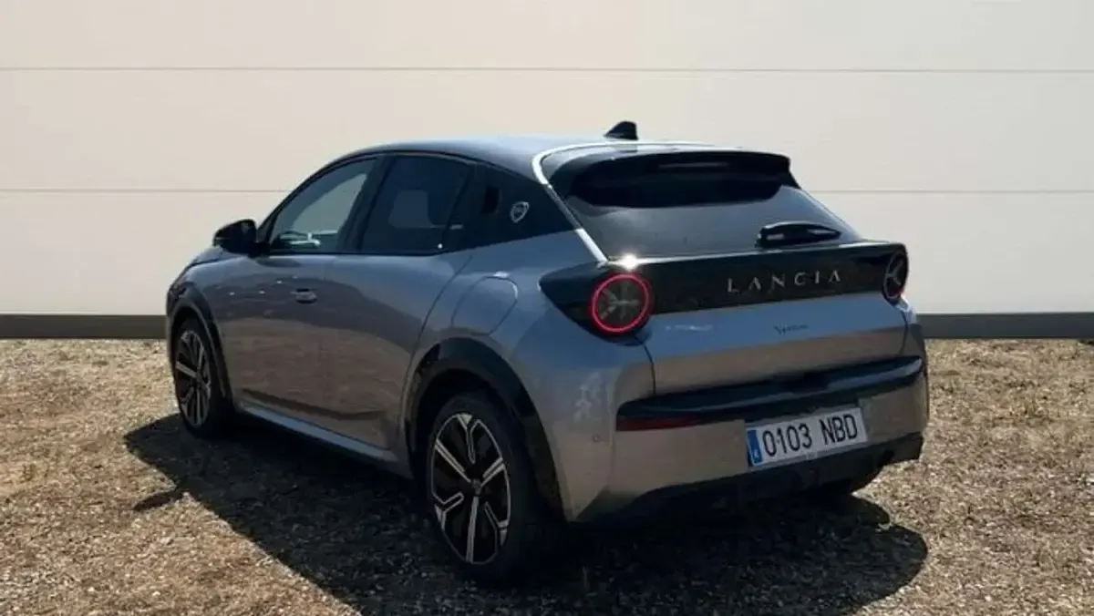 Usado Lancia Ypsilon 110 CV (80 kW) 2025 Negro Utilitario