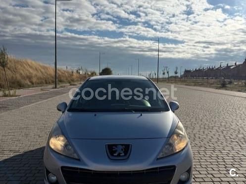 Usado Peugeot 207 Active 92 CV (67 kW) 2011 Gris / plata Berlina