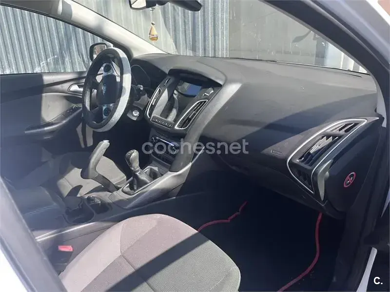 Usado Ford Focus 125 CV (91 kW) 2013 Blanco Berlina