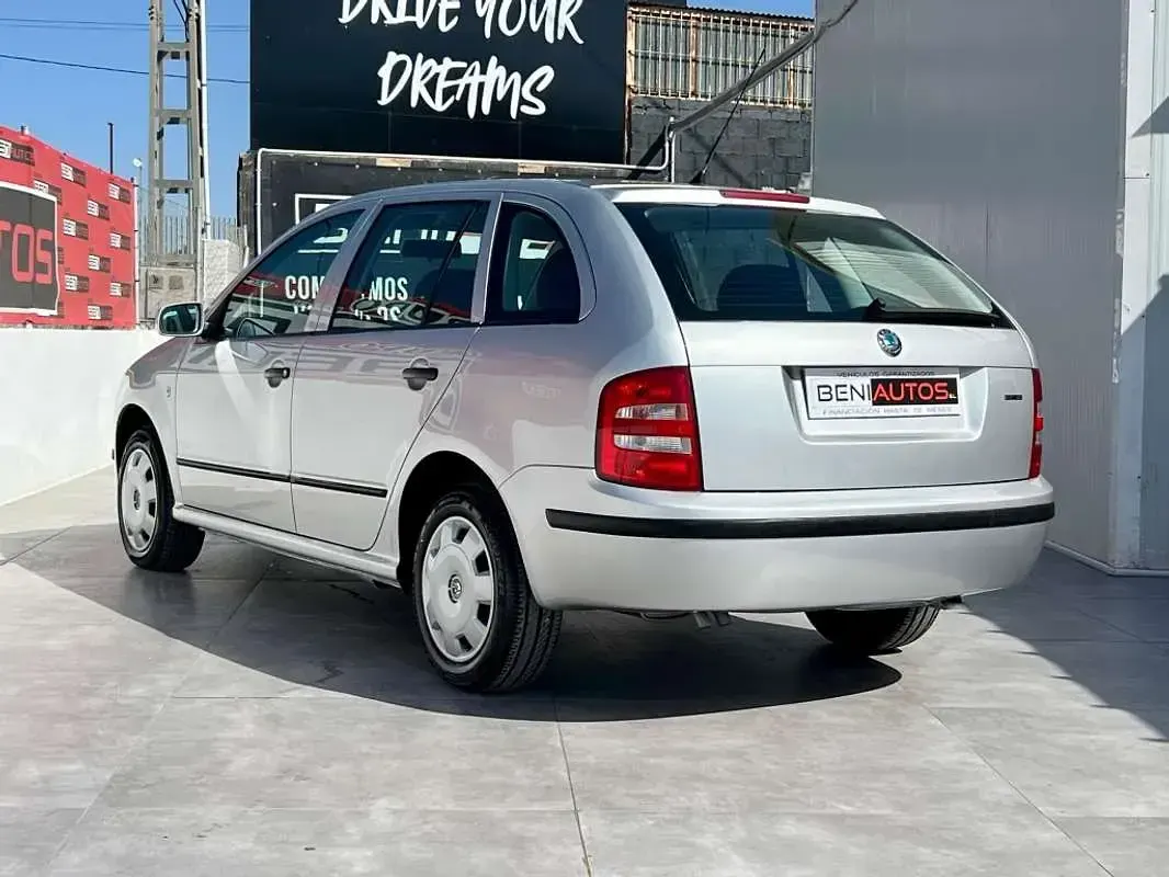 Usado Skoda Fabia Comfort 64 CV (47 kW) 2003 Gris Utilitario