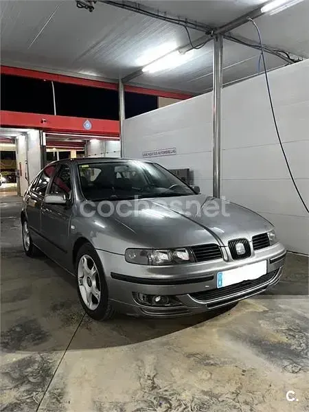 Usado Seat Leon Sport 105 CV (77 kW) 2002 Gris / plata Utilitario