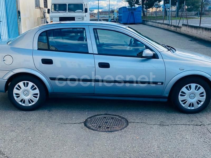 Usado Opel Astra Comfort 100 CV (73 kW) 2001 Gris / plata Berlina