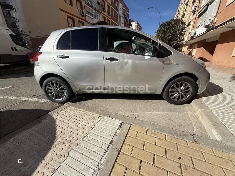 Usado Toyota Yaris Live 69 CV (50 kW) 2009 Gris / plata Berlina