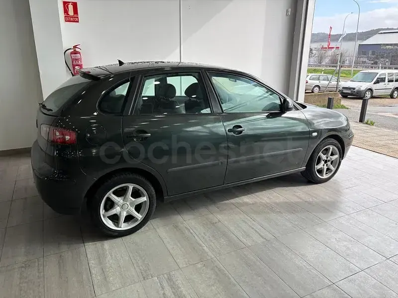 Usado Seat Ibiza Sport 100 CV (73 kW) 2002 Verde Utilitario