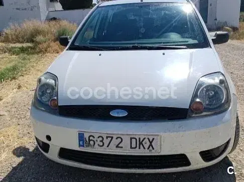 Usado Ford Fiesta Ghia 68 CV (50 kW) 2005 Blanco Utilitario