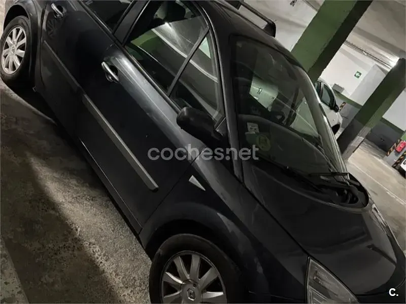 Usado Renault Grand Scénic II Dynamique 130 CV (95 kW) 2006 Gris / plata Monovolumen