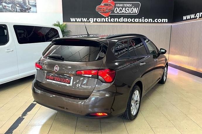 Usado Fiat Tipo Easy 95 CV (69 kW) 2017 Marrón Familiar