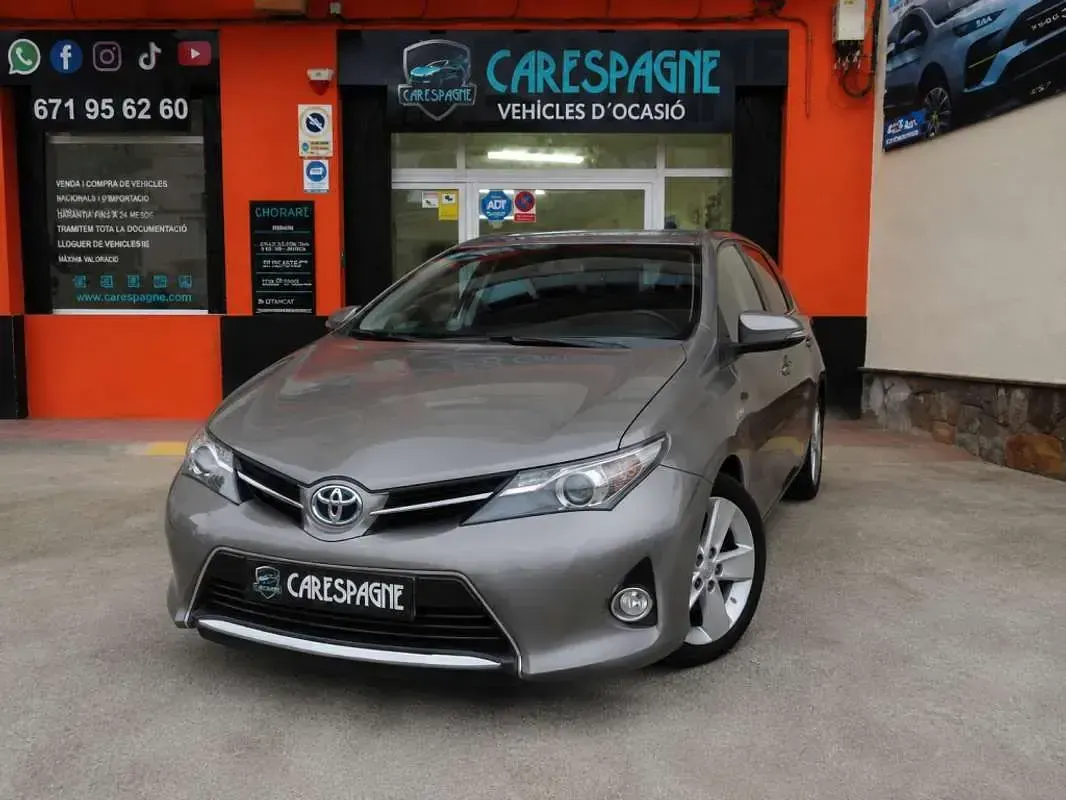 Usado Toyota Auris Hybrid 136 CV (100 kW) 2018 Gris Utilitario