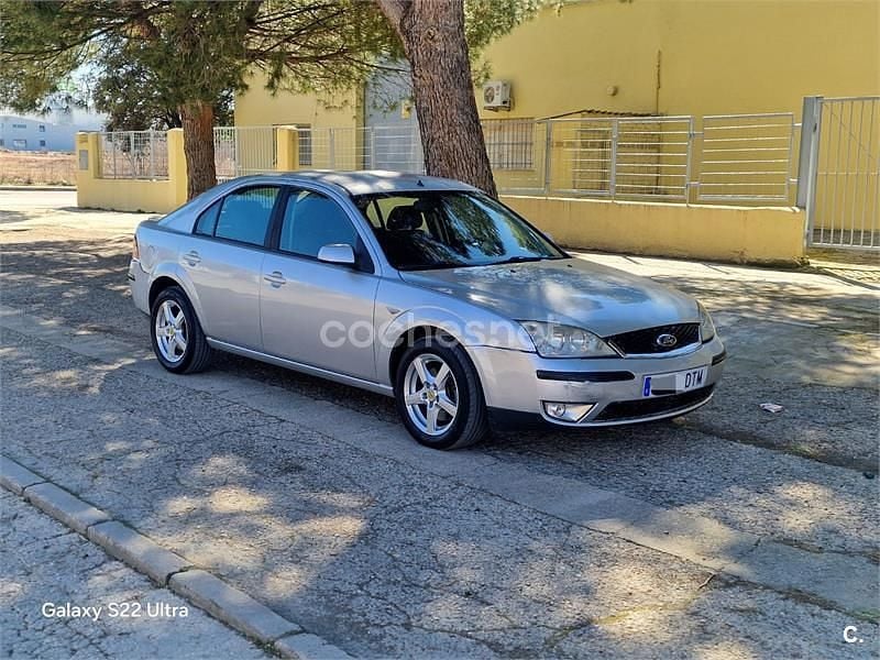 Usado Ford Mondeo Sport 155 CV (114 kW) 2005 Gris / plata Berlina