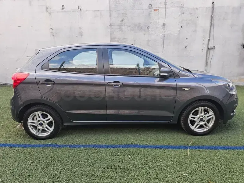 Usado Ford Ka Plus 70 CV (51 kW) 2017 Gris / plata Utilitario
