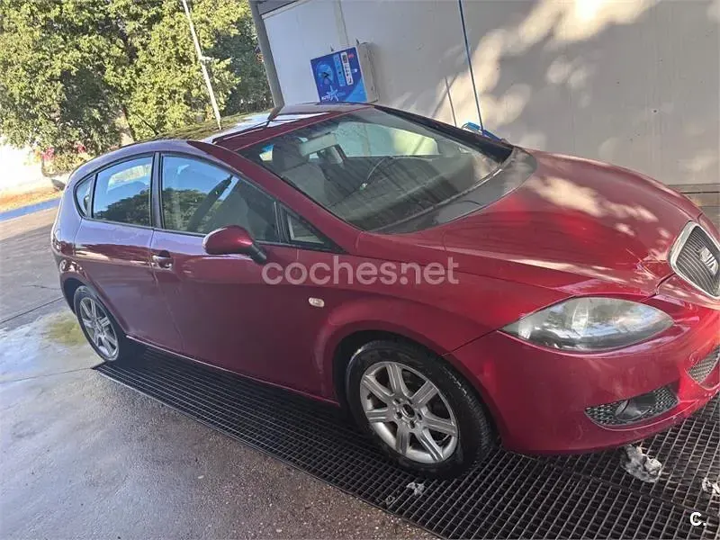 Usado Seat Leon Reference 105 CV (77 kW) 2006 Rojo Utilitario