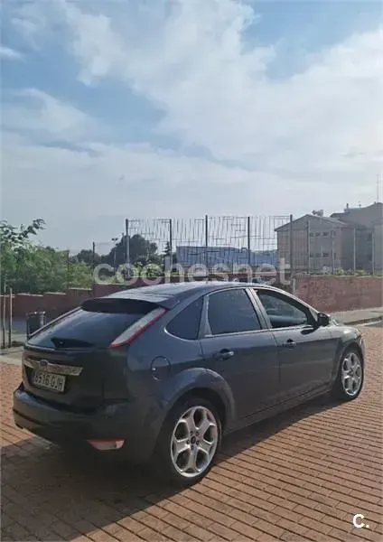 Usado Ford Focus Titanium 145 CV (106 kW) 2010 Gris / plata Berlina