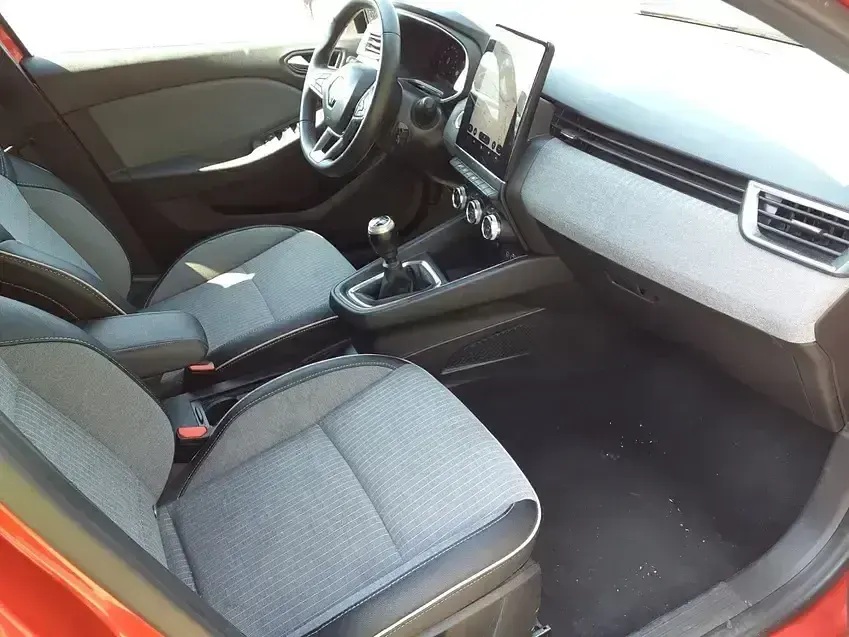 Usado Renault Clio Techno 91 CV (66 kW) 2024 Rojo Utilitario