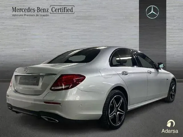 Usado Mercedes E300 AMG line 306 CV (225 kW) 2020 Plata iridio Berlina