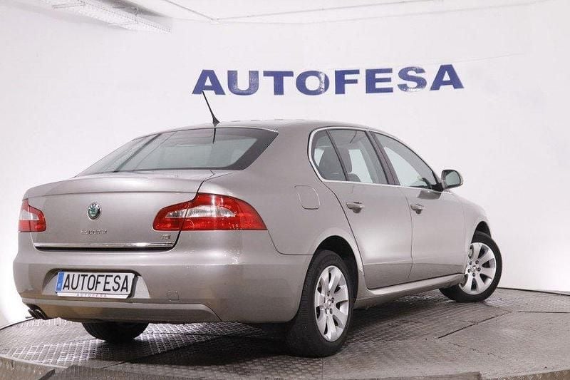 Usado Skoda Superb 140 CV (102 kW) 2009 Bronce Familiar