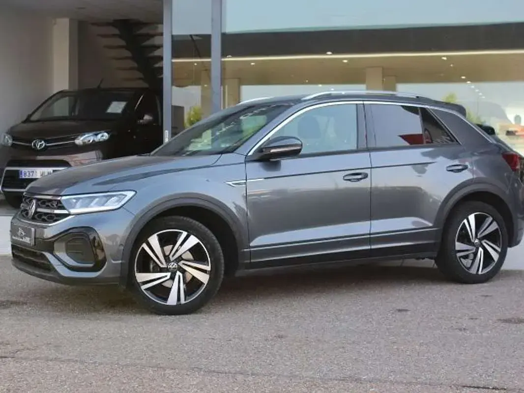 Usado VW T-Roc R-line 150 CV (110 kW) 2022 Gris / plata SUV