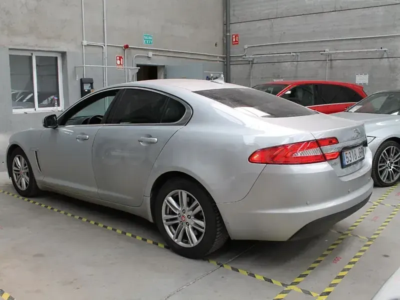 Usado Jaguar XF Luxury 200 CV (147 kW) 2014 Gris / plata Berlina