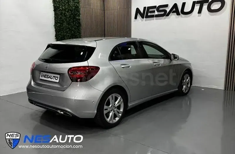 Usado Mercedes A180 Urban 109 CV (80 kW) 2016 Gris / plata Berlina