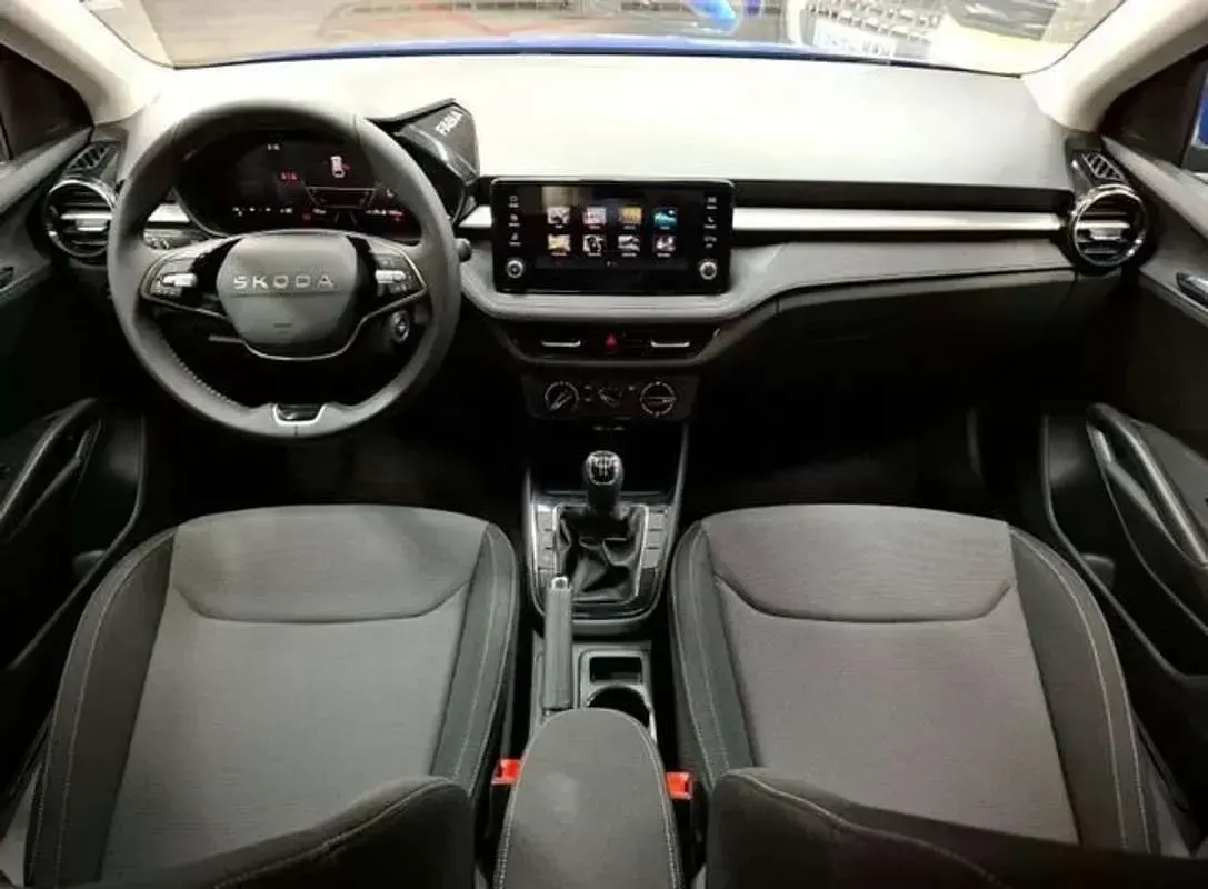 Usado Skoda Fabia Selection 95 CV (69 kW) 2026 Plateado Utilitario
