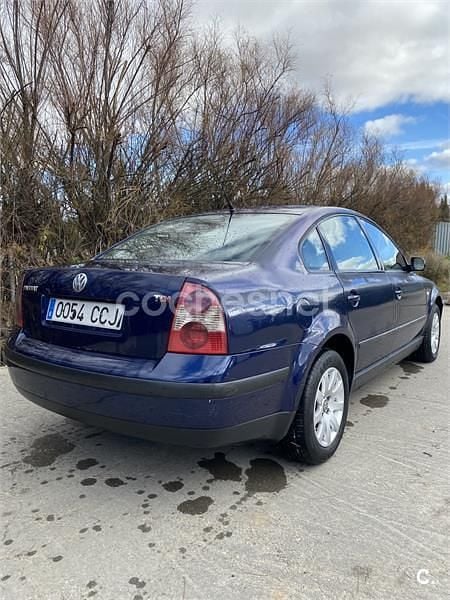 Usado VW Passat Edition 130 CV (95 kW) 2002 Azul Berlina