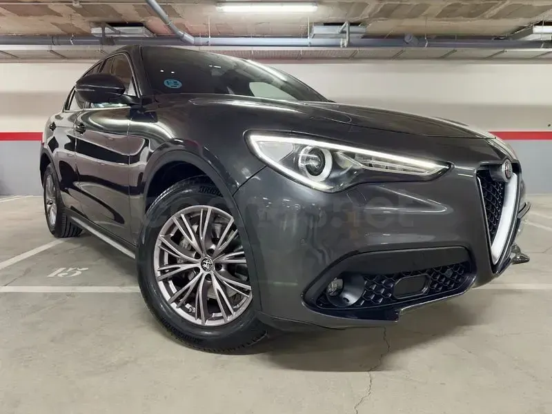 Usado Alfa Romeo Stelvio Super 160 CV (117 kW) 2022 Gris / plata SUV