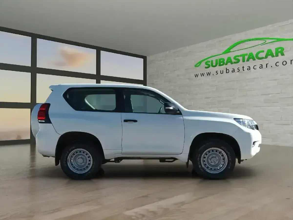 Begagnad Toyota Land Cruiser 176 HK (129 kW) 2021 Vit Halvkombi
