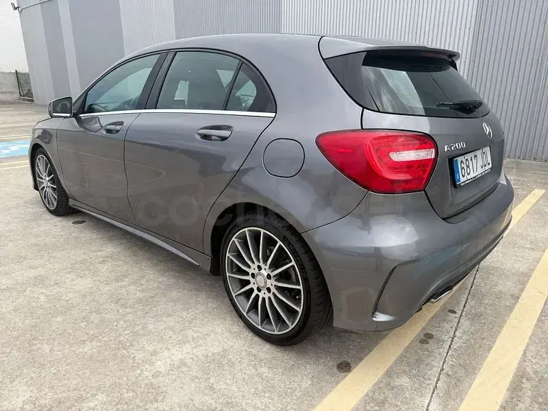 Usado Mercedes A200 AMG line 136 CV (100 kW) 2015 Gris / plata Utilitario