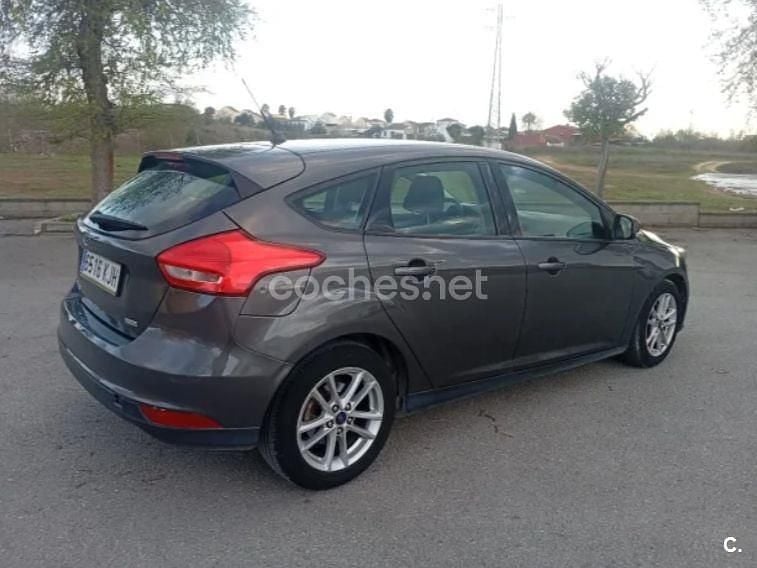 Usado Ford Focus Trend 125 CV (91 kW) 2018 Gris / plata Berlina