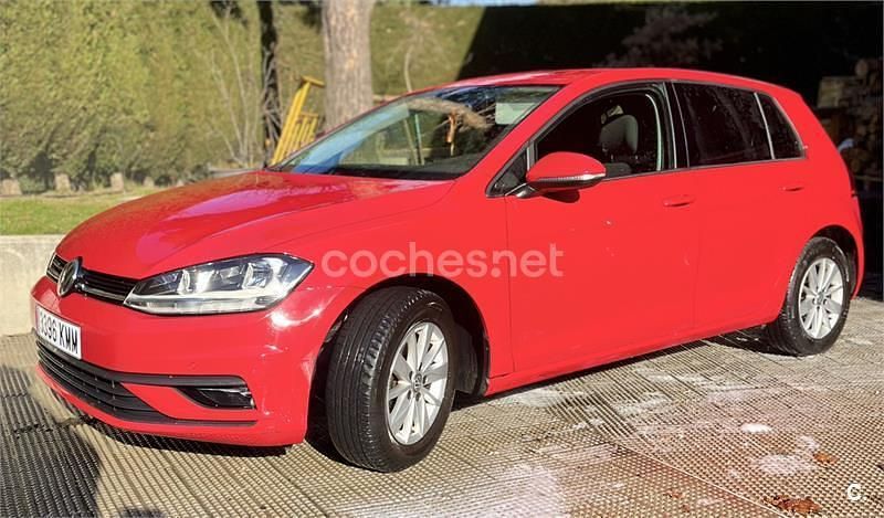 Usado VW Golf VII 110 CV (80 kW) 2018 Rojo Familiar