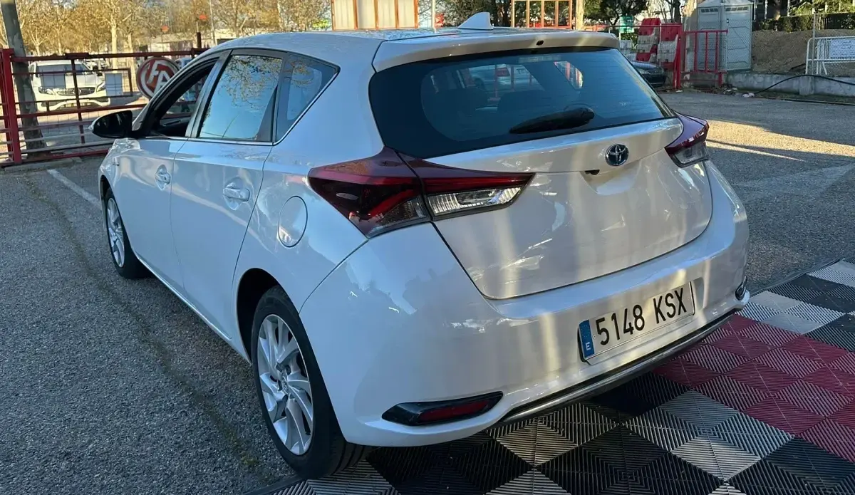 Usado Toyota Auris Hybrid Active 136 CV (100 kW) 2019 Blanco